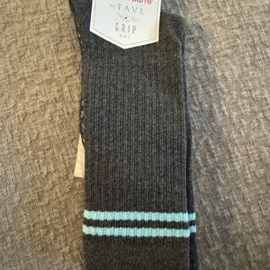 Pure barre by Tavi Gray Grip Socks